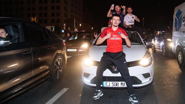 <p>Fans feiern den Sieg von PSG in Paris. Doch nicht überall blieb es friedlich.</p>