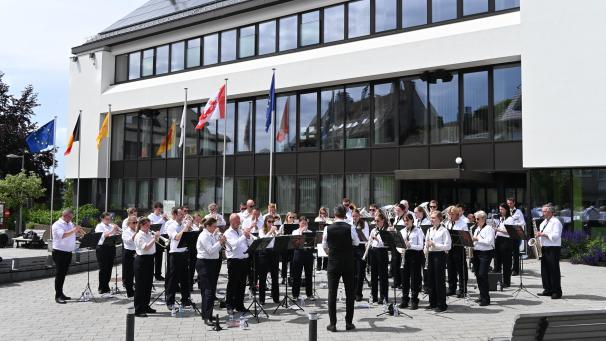 <p>Nach dem Gewitter am Samstagmittag konnte das Konzert planmäßig auf dem Rathausplatz abgehalten werden.</p>