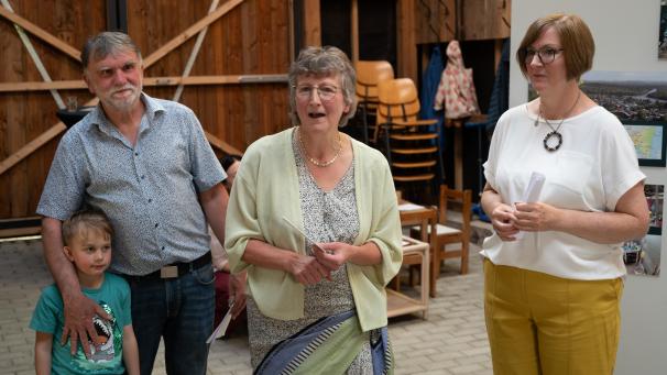 <p>Die Vernissage bedeutete für Manfred Henkes (l.) und Alberta Mader (r.) eine Premiere. Manfred Henkes’ Ehefrau Christa (Mitte) steht ihrem Gatten tatkräftig zur Seite.</p>