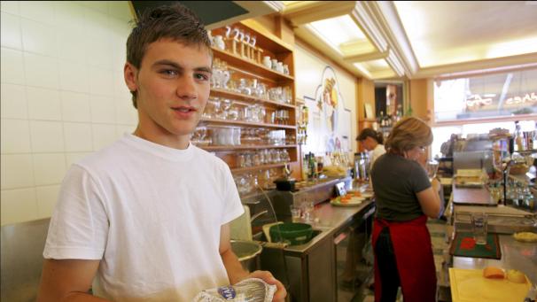 <p>Ein Student arbeitet als Aushilfskraft in einem Restaurant. Seit dem 1. Januar 2025 umfasst das Stundenpaket, das Jobstudenten jährlich vom Staat erhalten, 650 Stunden.</p>