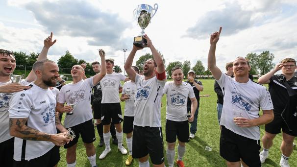<p>Zwei Monate nach dem Triumph in der Liga reckt Kapitän Markus Klauser den Pokal in die Höhe.</p>