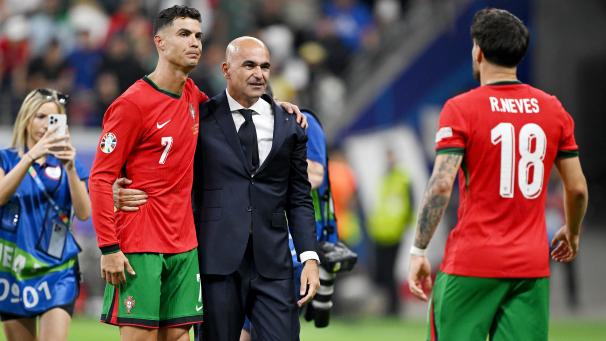 <p>Wie schon zu seinen Zeiten bei den Roten Teufeln schwebt auch in Portugal über Roberto Martinez (rechts, neben Cristiano Ronaldo) ein Aber.</p>