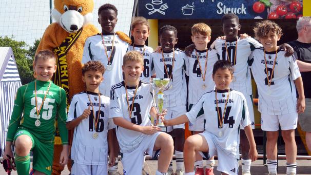 <p>Sie strahlten am breitesten: Die Schalker U11 gewann den Euregiocup des KFC Weywertz.</p>