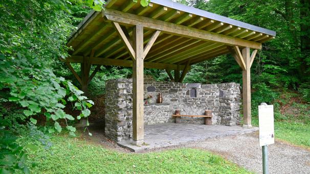 <p>Die verbleibenden Mauerreste der früheren Eremitage Kohlkaul im Ommerscheid Wald zwischen Meyerode und Eiterbach wurden vor 25 Jahren für die Nachwelt erhalten und mit einem Holzdach versehen.</p>