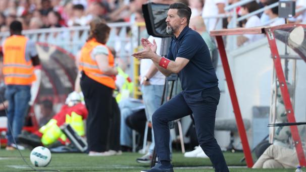 <p>Besnik Hasi bleibt Anderlechter Trainer.</p>