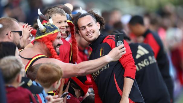<p>Arthur Theate ließ sich am Montag mit den Fans ablichten.</p>