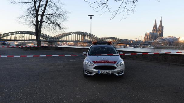 <p>Absperrungen des Ordnungsamts an der Rheinuferpromenade neben der Hohenzollernbrücke aus dem Jahr 2020: Die Brücke wird am Mittwoch ebenfalls gesperrt vor der Entschärfung einer Weltkriegsbombe.</p>