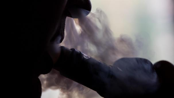 <p>Trotz ihres vermeintlich harmlosen Images sind Vapes und E-Zigaretten keineswegs gesundheitlich unbedenklich.</p>