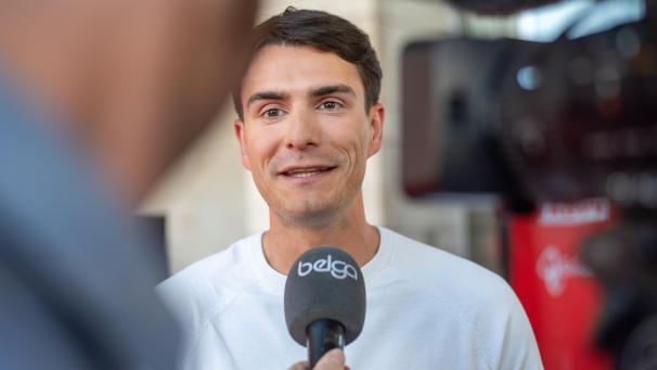 <p>Vooruit (Bild: Parteichef Conner Rousseau) muss ihre Regierungsbeteiligung rechtfertigen und will die 2,2 Milliarden Umverteilung durchsetzen.</p>