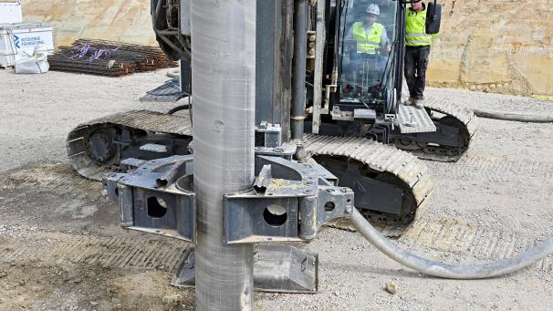 <p>Verteidigungsminister Francken bohrte eigenhändig einen der ersten Fundamentpfähle.</p>