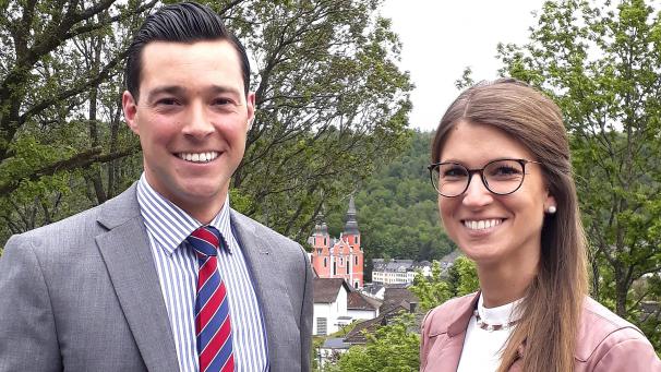 <p>Johannes Reuschen durfte mit seiner Frau Katharina auf seine Wahl zum neuen Bürgermeister der Verbandsgemeinde Prüm anstoßen. Der 38-Jährige ist zurzeit noch Stadtbürgermeister von Prüm.</p>
