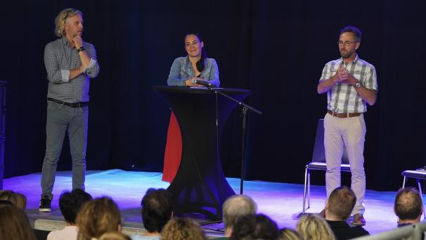<p>Ab 1. Januar 2026 soll SOS-Hilfe die Dienstleistungen in der Familien- und Seniorenhilfe fortführen – in gewohnter Qualität und mit vertrauten Gesichtern. Diese Nachricht konnten Ministerin Lydia Klinkenberg, Christophe Ponkalo (links), Geschäftsführer der SOS-Hilfe VoG, und Francis Offermann, Präsident des Verwaltungsrats der SOS-Hilfe VoG, den Mitarbeitenden am Dienstagabend überbringen.</p>