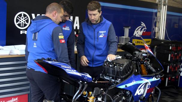 <p>Auf jedes Detail kommt es an: Blick in die Box des ostbelgischen Yamaha-Privatteams Elf Marc VDS Racing Team/KM99.</p>