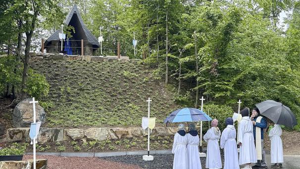 <p>Die Waldkapelle Hünningen und das umliegende Gelände wurden von freiwilligen Helferinnen und Helfern renoviert.</p>