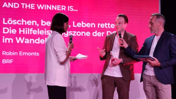 <p>Robin Emonds (2.v.r.) – hier zu sehen mit den Moderatoren Justine Katz (l.) und Xavier Taveirne (r.) – konnte den Preis am Mittwochabend in Brüssel entgegennehmen.</p>