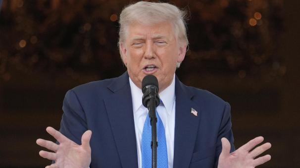 <p>US-Präsident Donald Trump spricht während einer Sommersoiree auf dem South Lawn des Weißen Hauses.</p>