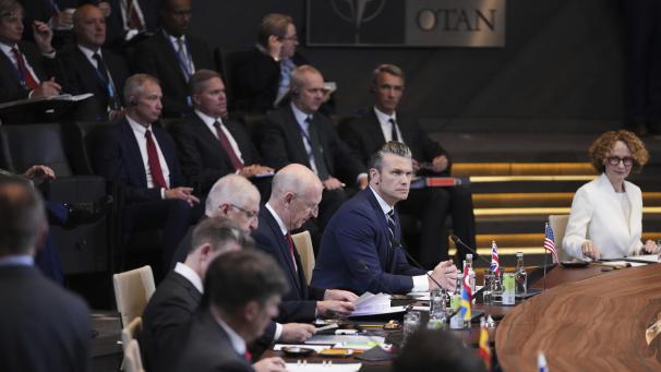 <p>Verteidigungsminister Pete Hegseth (vorne,M) nimmt an einem Treffen der Nato-Verteidigungsminister im Nato-Hauptquartier teil.</p>