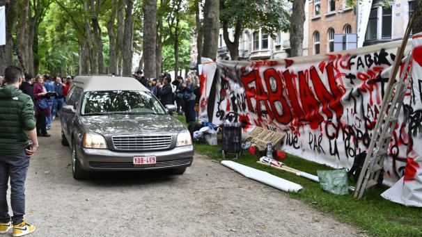 <p>Im Elisabethpark trauerten am Donnerstag rund 300 Menschen um den elfjährigen Fabian.</p>