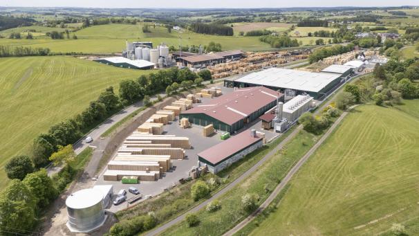 <p>Das Unternehmen Holzindustrie Losheim, kurz Hilo, an der deutsch-belgischen Grenze wurde in den vergangenen drei Jahren bei laufendem Betrieb zu einem integrierten und energieautarken Betriebsstandort ausgebaut. „Wir haben eine Operation am offenen Herzen hinter uns“, sagt Geschäftsführer Thomas Perings.</p>