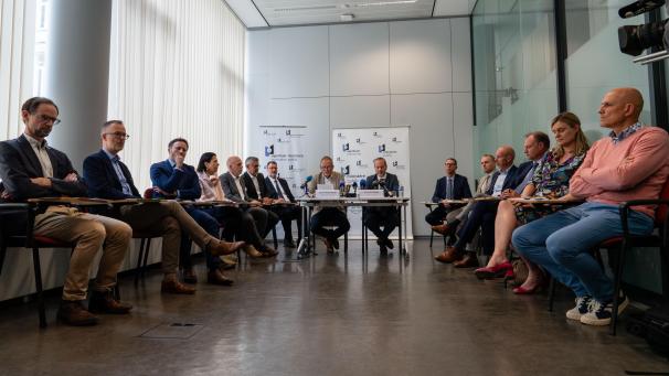 <p>Historische Pressekonferenz mit allen belgischen Prokuratoren des Königs, unter ihnen Frédéric Renier (vorne links), Leiter der Eupener Staatsanwaltschaft.</p>