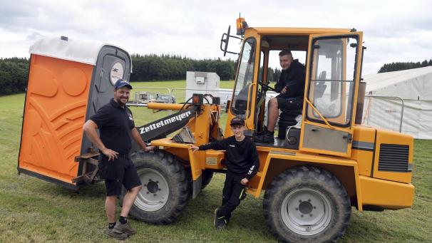 <p>Kevin Hoffmann, Keanu Fonk und Luca Hoffmann (v.l.) bei den Vorbereitungsarbeiten.</p>
