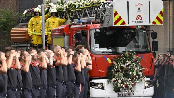 <p>Ehrengeleit von Kameraden für den verstorbenen Feuerwehrmann Maxime Coessens.</p>