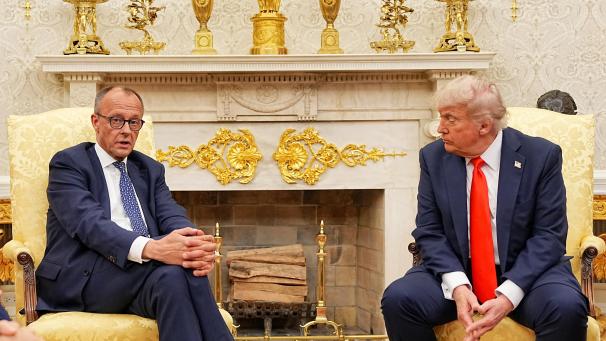 <p>US-Präsident Donald Trump (r) empfängt Bundeskanzler Friedrich Merz (CDU) im Oval Office im Weißen Haus.</p>