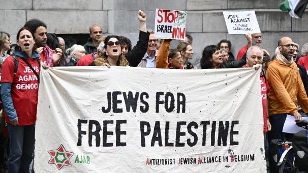 <p>Rund 200 Menschen protestierten in Brüssel gegen Israels Gaza-Offensive – mit klaren Forderungen an Belgien und die EU.</p>