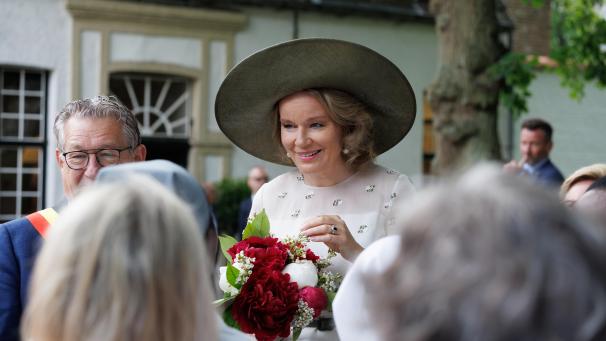 <p>Königin Mathilde eröffnet das Jubiläumsjahr: Der Beginenhof in Brügge feiert 800 Jahre Geschichte und Gemeinschaft.</p>