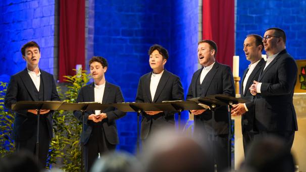 <p>Beim Konzert in St. Vith zeigten sich die King’s Singers in Bestform: Mit spontaner Programmgestaltung, stilistischer Bandbreite und fein abgestimmtem Ensembleklang begeisterten sie das Publikum mit einer Mischung aus Alter Musik, Gospel, Jazz, Pop und traditionellen Liedern.</p>