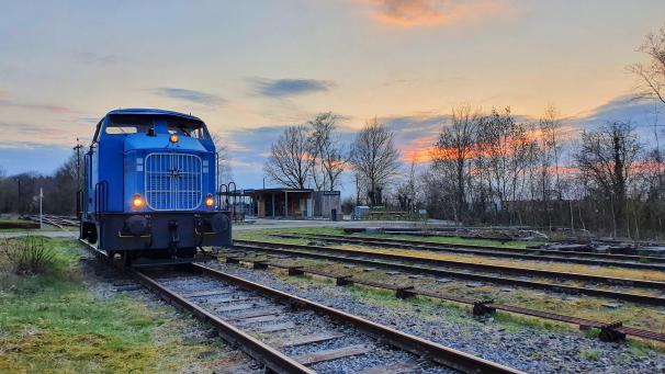 <p>Die Fahrten auf dem Führerstand der blauen „Henschel“-Lok gehören zu den Highlights des Bahnhofsfestes.</p>