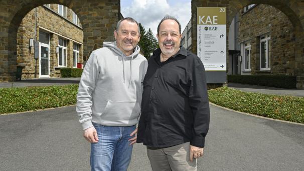<p>„Wir haben von Anfang an perfekt harmoniert“: Etienne Gengler (l.) als Studienpräfekt und Michael McCrae (r.) als Provisor haben zehn Jahre gemeinsam die Geschicke des KAE geleitet. Die Schülerzahlen sind in dieser Zeit deutlich gestiegen.</p>