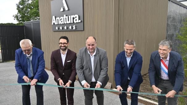 <p>Banddurchschneidung am Freitag zur offiziellen Eröffnung des Hotels Anatura in Weiswampach.</p>