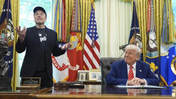 <p>Elon Musk (l) spricht während einer Pressekonferenz mit Präsident Donald Trump im Oval Office des Weißen Hauses.</p>