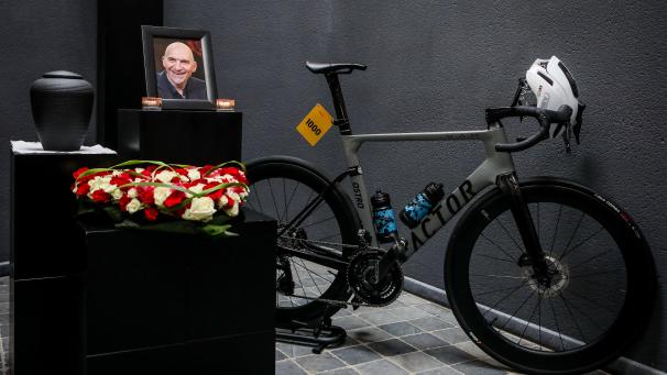 <p>Ludo Dierckxsens wird auf der Grand-Place von Westerlo verabschiedet.</p>