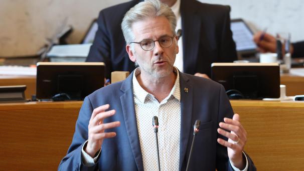<p>Ecolo-Fraktionschef Stéphane Hazée fordert im wallonischen Parlament eine Konfliktmotion gegen die Arbeitsmarktreform der Föderalregierung.</p>