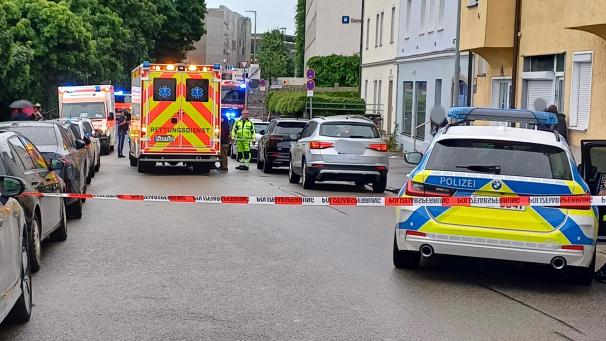 <p>In Passau ist ein Mann mit einem Wagen in eine Menschengruppe gefahren.</p>