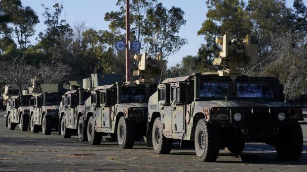 <p>Angesichts von massiven Protesten gegen die Sicherheitskräfte der US-Einwanderungsbehörde ICE im Raum Los Angeles hat US-Präsident Trump den Einsatz von 2.000 Soldaten der Nationalgarde angeordnet.</p>
