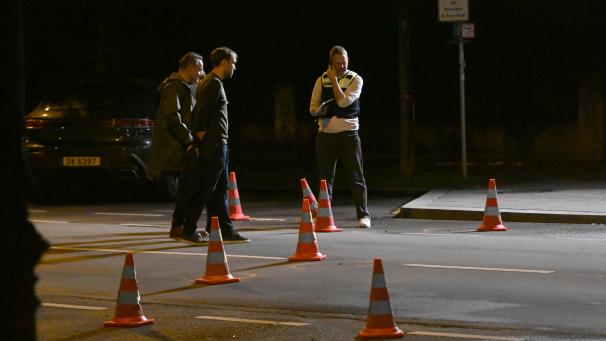 <p>Nach Messerangriffen auf mehrere Menschen ist an der Theresienwiese in München eine Frau von der Polizei erschossen worden.</p>