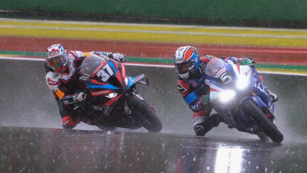 <p>Die siegreiche Honda (#5) vor der zweitplatzierten BMW (#37) auf der regenassen Strecke in Spa-Francorchamps.</p>