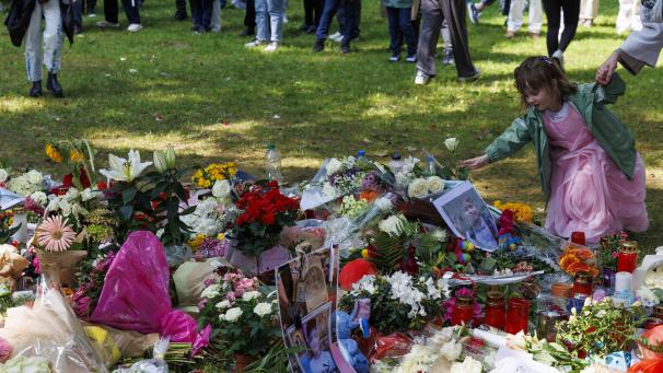 <p>Blumen, Kerzen, stille Tränen – Gedenken an den elfjährigen Fabian im Elisabethpark.</p>
