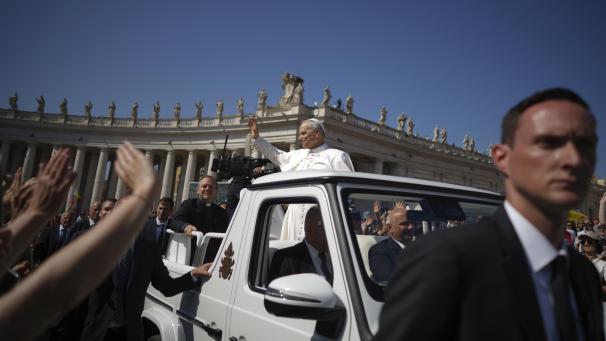 <p>Papst Leo XIV. trifft am Pfingstsonntag zur Feier einer Messe zum Jubiläum der neuen religiösen Vereinigungen auf dem Petersplatz im Vatikan ein.</p>