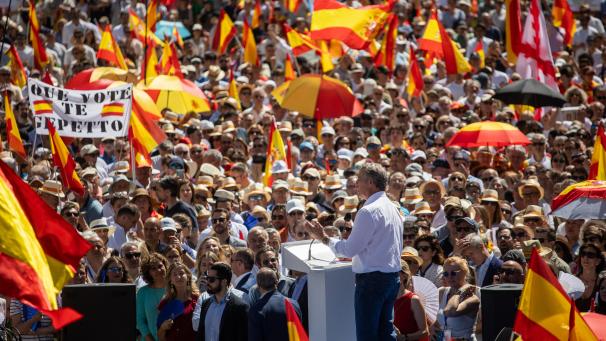 <p>Der Vorsitzende der Partido Popular, Alberto Núñez Feijóo, spricht während der PP-Kundgebung unter dem Motto Mafia oder Demokratie auf der Plaza de España.</p>
