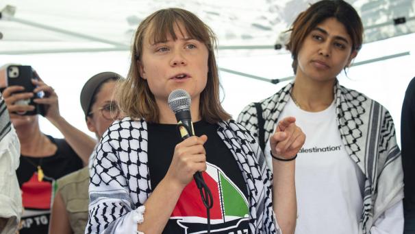 <p>Die Klimaaktivistin Greta Thunberg und andere Aktivisten einer Menschenrechtsorganisation treffen sich vor ihrer Abreise in den Nahen Osten mit Journalisten in Catania, Italien.</p>