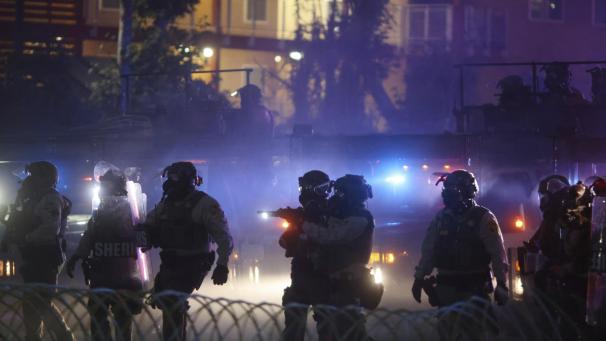 <p>Die Demonstranten protestieren gegen die Operation der Bundeseinwanderungsbehörde vom Vortag bei der die Behörden Dutzende von Menschen festgenommen hatten.</p>