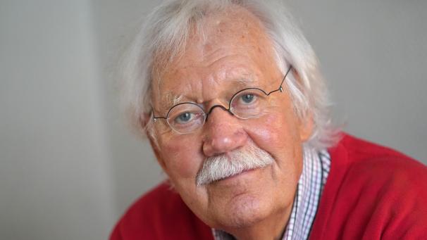<p>Der Radio- und TV-Moderator Carlo von Tiedemann sitzt im Cafe „Funk-Eck“.</p>
