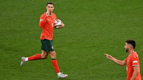 <p>Portugals Cristiano Ronaldo bejubelt sein Tor zum 2:2.</p>