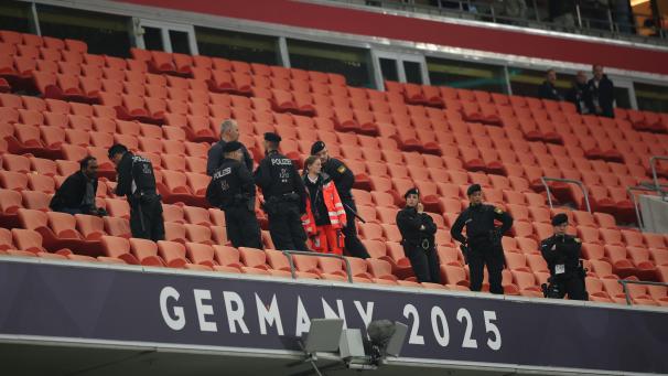 <p>Augenzeugen berichteten, dass eine Person vom zweiten Rang in den Bereich der Pressetribüne gefallen sein soll.</p>