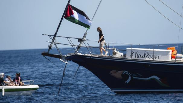 <p>Aktivisten der Freedom Flotilla Coalition gehen an Bord des Bootes Madleen, bevor sie vom sizilianischen Hafen Catania in Richtung Gaza auslaufen.</p>