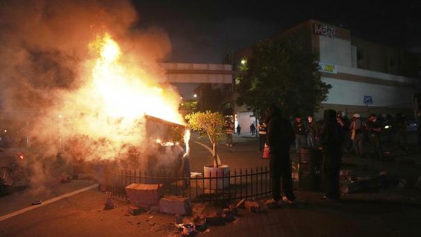 <p>Demonstranten protestierten gegen Operationen der Bundeseinwanderungsbehörde bei der die Behörden Dutzende von Menschen festgenommen hatten.</p>